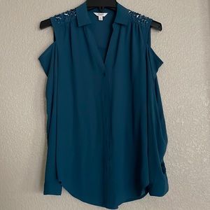 Jade blouse,brand :candies ,siz xs ,cold shoulder